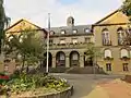 Mairie et ancien tribunal.