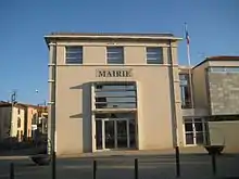 façade principale de la mairie d'Aulnat.