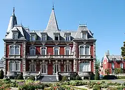 Photographie en couleurs d'une mairie (bâtiment administratif) à Lourdes, en France.