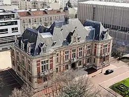 Mairie de Montrouge et église Saint-Jacques en arrière-plan