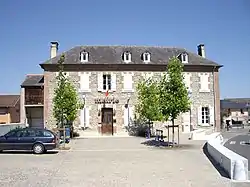 Photographie en couleurs d'une mairie (bâtiment administratif) à Odos, en France.