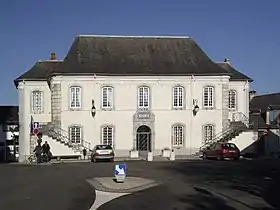 Photographie en couleurs d'une mairie (bâtiment administratif) à Ossun, en France.