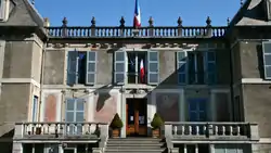 Photographie en couleurs d'une mairie (bâtiment administratif) à Bagnères-de-Bigorre, en France.
