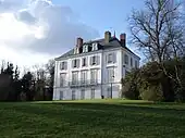 Photographie de la mairie de Boussy-Saint-Antoine vue depuis le parc