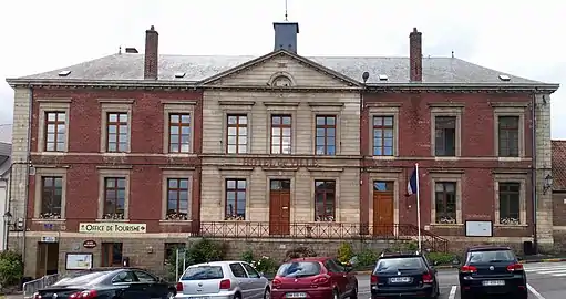 Mairie, musée, office de tourisme.