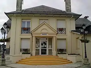 Photographie en couleurs d'une mairie (bâtiment administratif) à Capvern, en France.