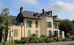 Photographie en couleurs d'une mairie (bâtiment administratif) à Horgues, en France.