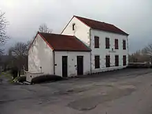 Le bâtiment isolé représente la mairie