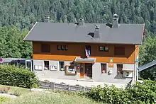 Vue de la mairie de Montsapey depuis l'église.