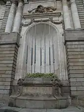 photographie montrant la niche de l'hôtel de ville de Rennes, toujours vide.