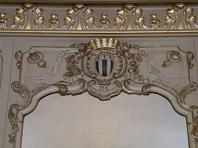 Blason de la ville dans le petit salon. Les dates qui y sont portées indiquent la date de construction du bâtiment (1730) et la date de la rénovation entreprise par Emmanuel Le Ray (1912).