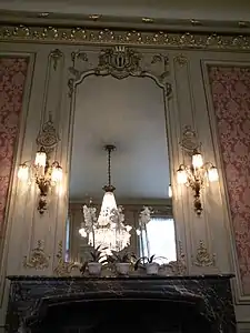 Cheminée et miroir du petit salon.