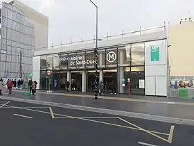 Une des entrées de la station, ouverte lors du prolongement de la ligne 14, en décembre 2020.