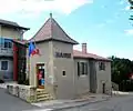 La mairie : l'église romane fait face à l'ancienne cure et à son pigeonnier, restaurés et  transformés en mairie.