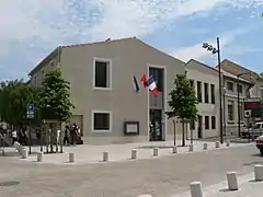 La mairie de Vic-la-Gardiole sur le boulevard des Aresquiers.