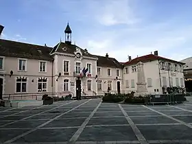 La place de la Libération avec l'hôtel de ville et le centre des finances de Vif, autrefois domaine des Ursulines.