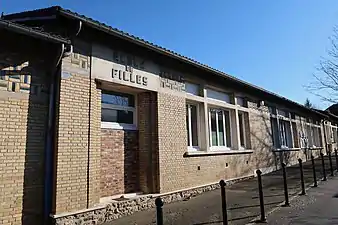 Inscription « école de filles » sur la façade latérale orientale de la mairie.