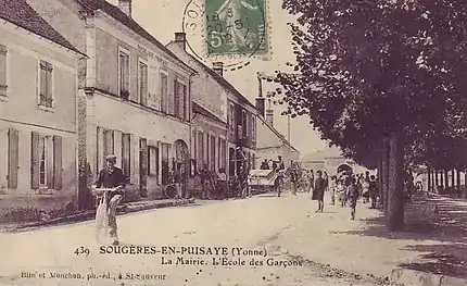 Carte postale ancienne indiquant la mairie et l'école des garçons.