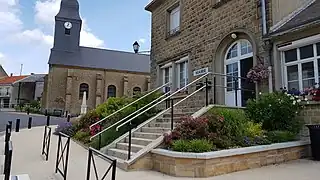 La mairie et l'église.