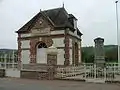 La mairie et le monument aux morts