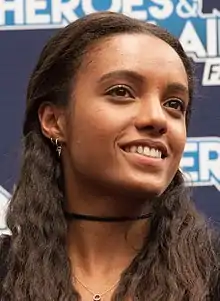 Maisie Richardson-Sellers interprète Amaya Jiwe / Vixen puis Charlie.