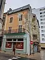 Vue de la maison depuis le carrefour entre la  rue Saturnin-Arloing et la rue des Bons-Enfants.