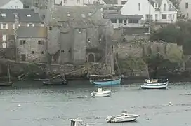 La « Maison des Seigneurs » au-dessus du port du Conquet (partie nord, côté fortifié).