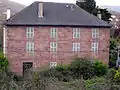 Une maison de grès rose.