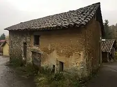 Maison traditionnelle en pisé à Hautefort