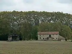 Grange et bâtiment agricole ancien.
