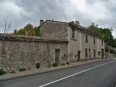 Maison à terre à l'entrée du village.
