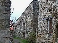 Tentative d'extension d'une maison dans le village. La partie ajoutée a été démolie pour permettre le passage d'un chemin.