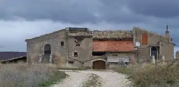 Maison à terre à Simiane avec son pigeonnier et ses dépendances.