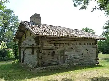 Sainte-Sabine-Born - Maison et grange à empilage de poutres de Saint-Germain, côté nord.