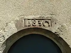 Inscription présente au-dessus de la porte.