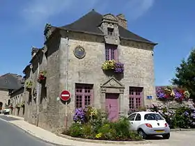 Maison à porte à fronton