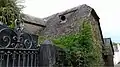 Maison située en pays bigourdan comportant un pignon à croupette.