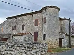 Une maison à tours, dite « Le château », près de Vachères.