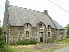 Photographie d'une façade d'une maison en pierre.