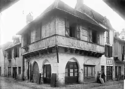 Vue d'une maison photographié par Camille Enlart (1862–1927).