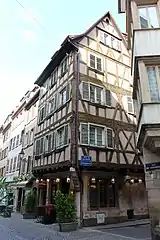 Maison à colombages à l'angle de la rue des Serruriers.