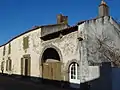 Ensemble d'une maison du 17e siècle située au carrefour de l'église.