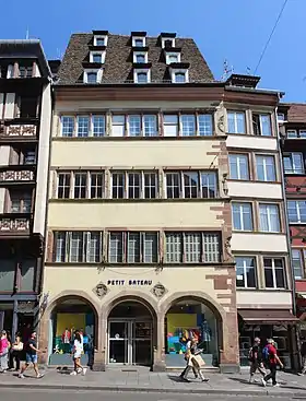 Maisonfaçades sur cour et sur rue, galeries, escalier sur cour