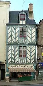  Photographie d'une façade de maison à colombages à motifs en chevrons.