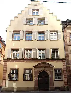 Maisonfaçade sur rue avec vantaux, vestibule avec plafond et escalier