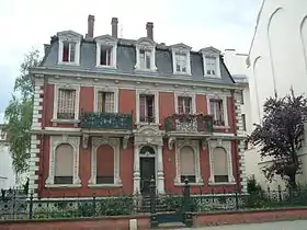 Maison Bowefaçades, toiture, mur de clôture avec garde-corps