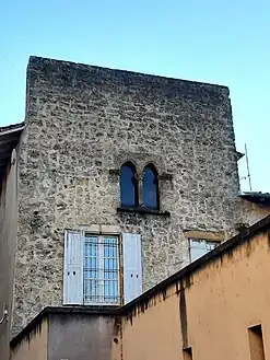 N°5 : façade et fenêtres ogivales de la maison Daraignez, du nom de la famille qui l'occupait