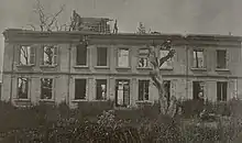 Photo en noir et blanc d'une maison en grande partie détruite