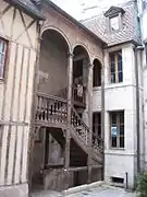 Cour intérieure, l'escalier.