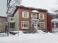 Photographie couleur d'une maison en hiver.
